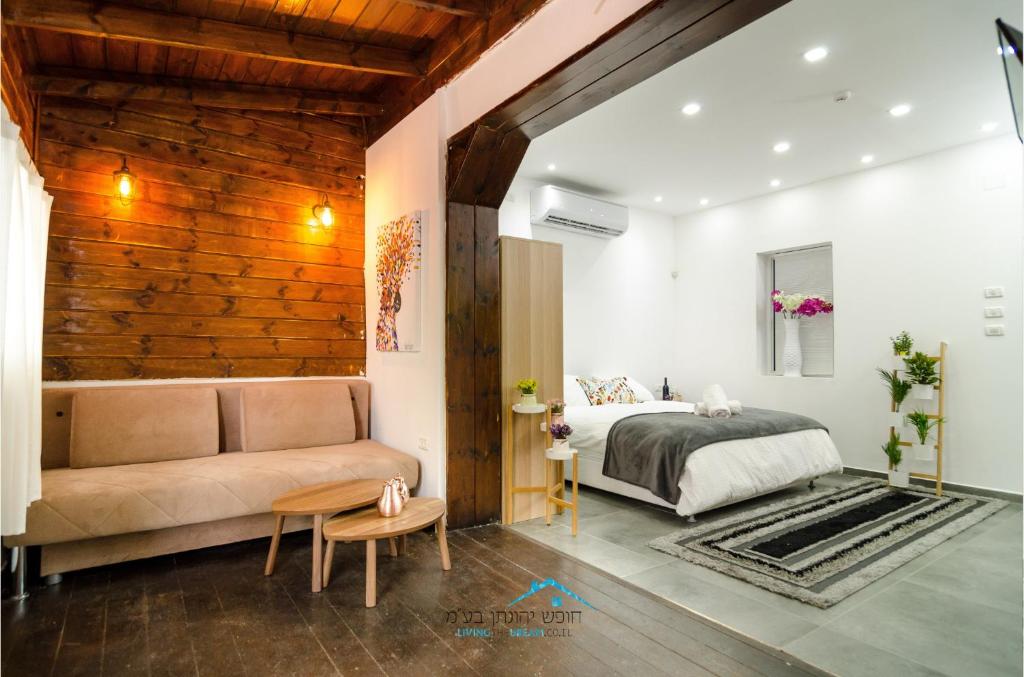 Postel nebo postele na pokoji v ubytování Kinneret Lodging