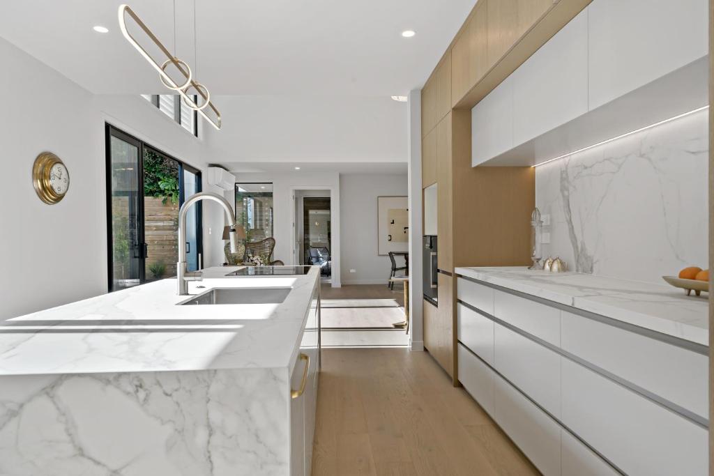 Brand new Luxury home in Remuera - Resim 3