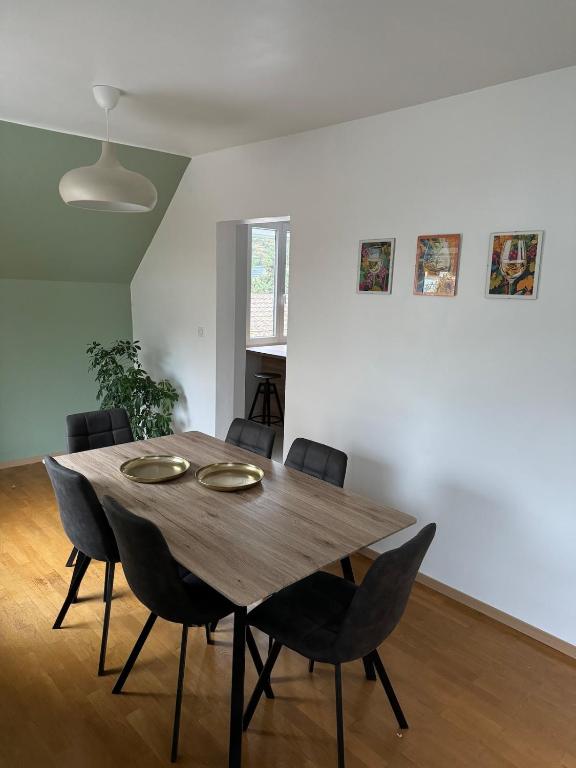 une table de salle à manger et des chaises dans une pièce dans l'établissement Beau duplex proche centre, à Kaysersberg