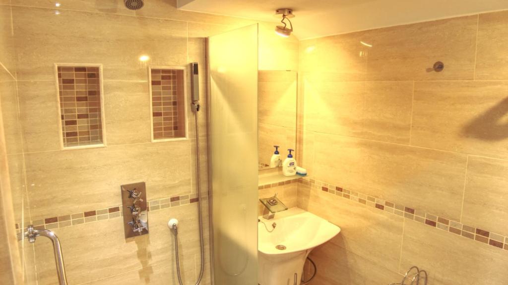Koupelna v ubytování Exceptional Costa del Sol Villa El Espuela for 8 Heated pool Amazing views & quality