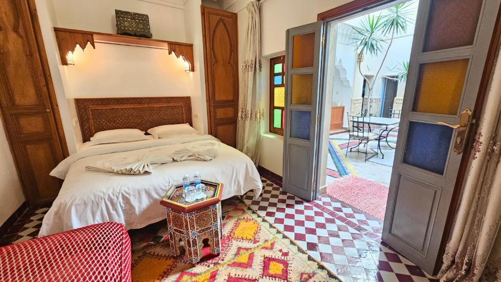 Postel nebo postele na pokoji v ubytování Riad Matins De Marrakech