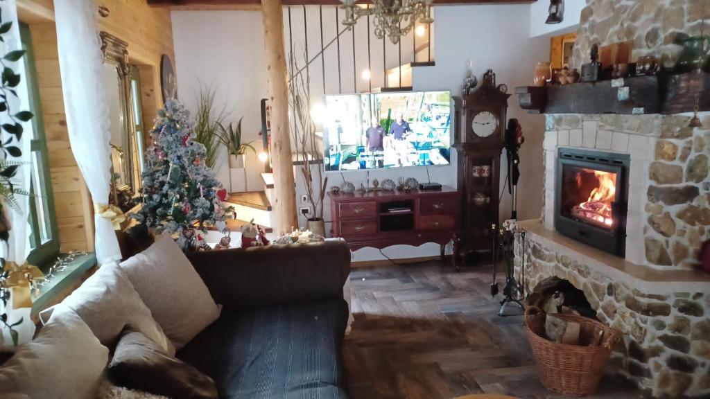 Posedenie v ubytovaní Kuća za odmor uz rijeku Slapnica, u Parku prirode Žumberak, finska sauna i jacuzzi