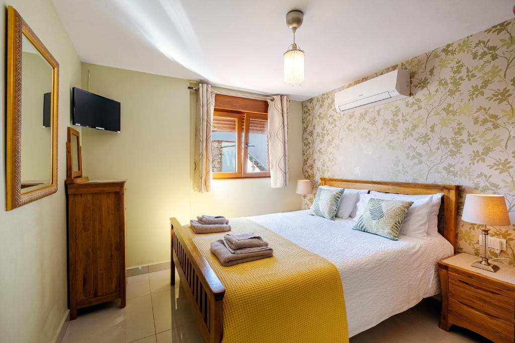 Postel nebo postele na pokoji v ubytování Exceptional Costa del Sol Villa El Espuela for 8 Heated pool Amazing views & quality