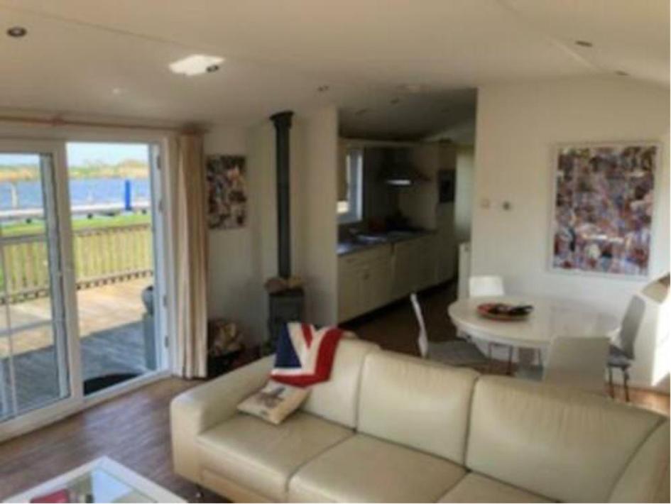 Posezení v ubytování Water Chalet Grou nr 6 Recreationpark Yn'e Lijte evt met ligplaats boot