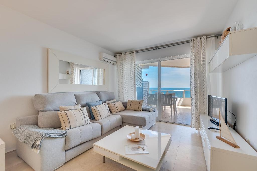 salon z kanapą i widokiem na ocean w obiekcie LXR La Carihuela Sea Views 3HAB w mieście Torremolinos