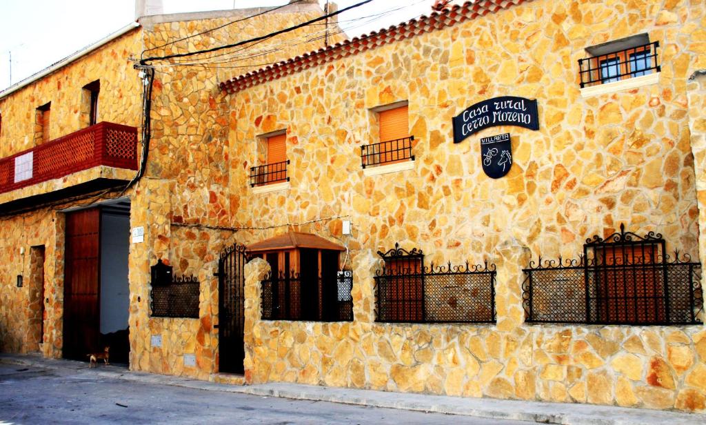 un edificio con un cartello sul lato di Casa Rural CerroMoreno a Villarta