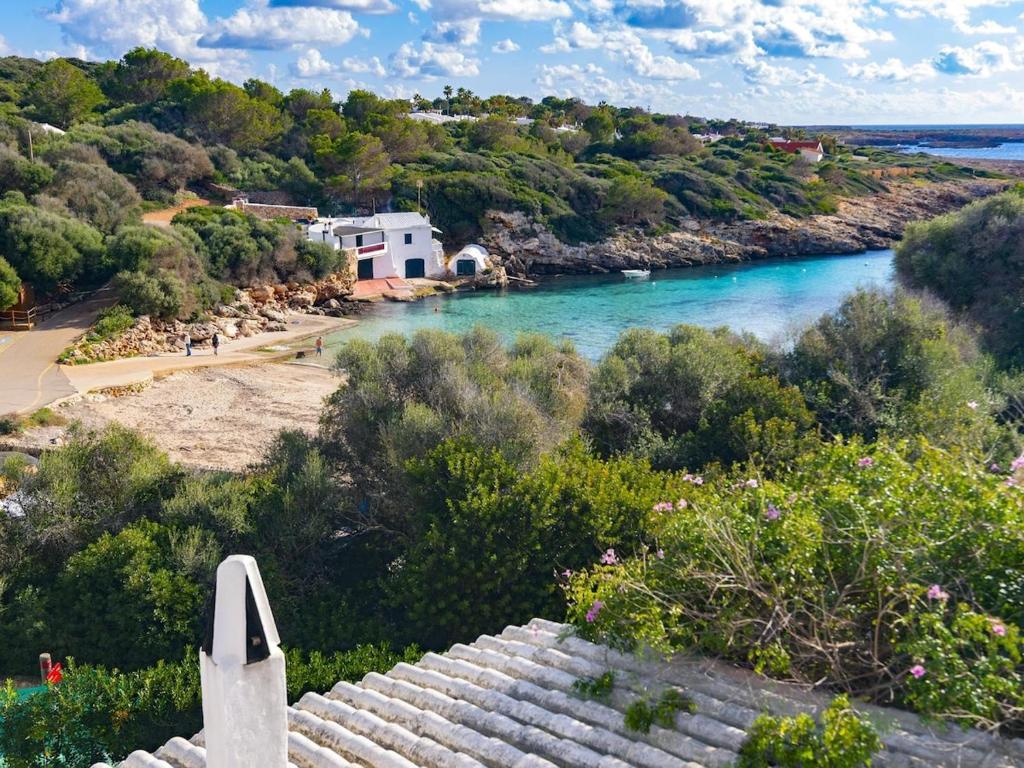 una vista di un fiume da un edificio di Villa Es Cantell a Binisafua