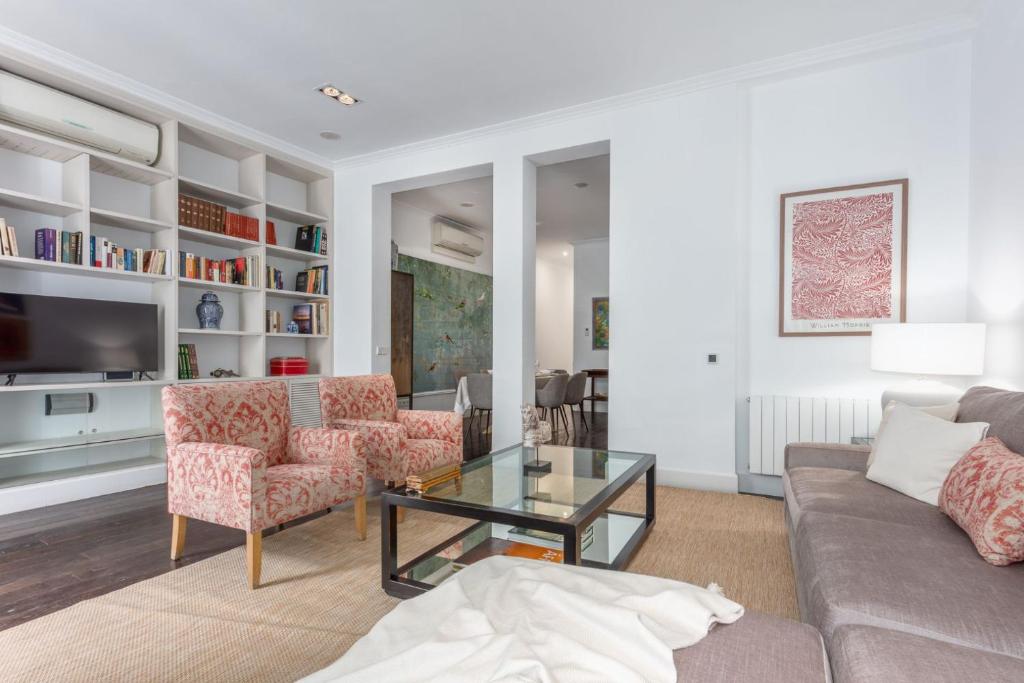 Elegant Spacious Apartment for 4 High Ceilings Natural Light Madrid