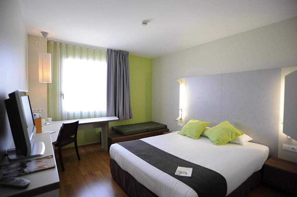 Postel nebo postele na pokoji v ubytování Travelodge BCN Cornella Fira