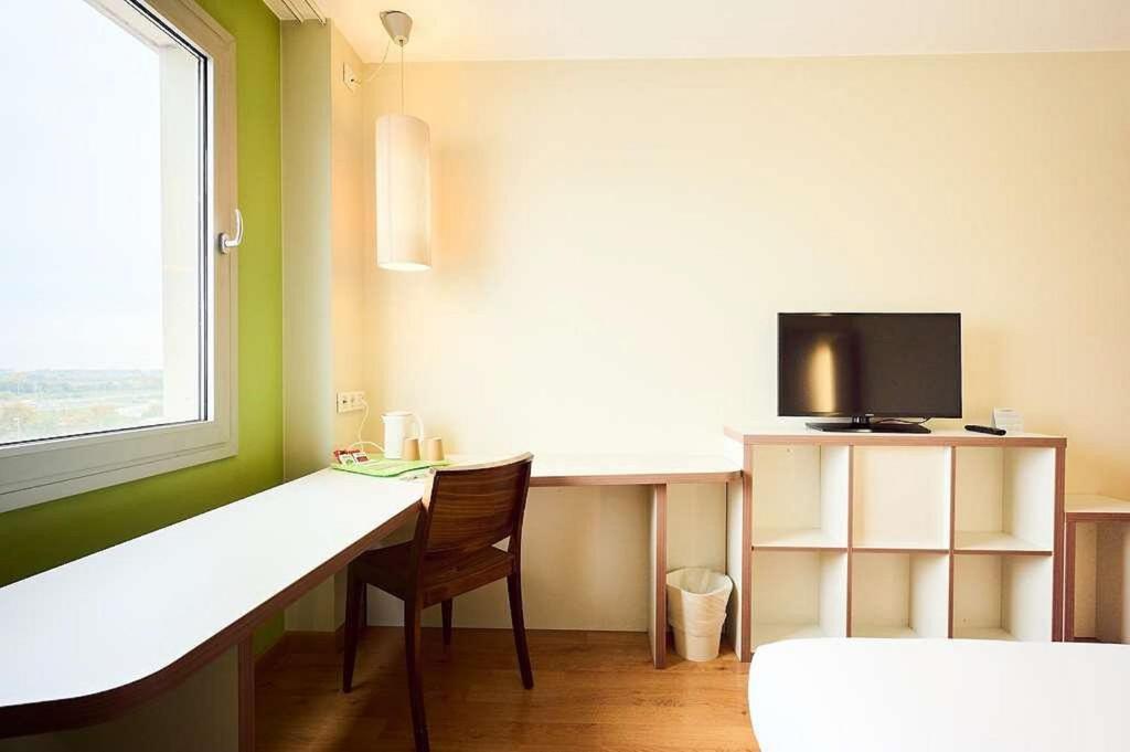 TV a/nebo společenská místnost v ubytování Travelodge BCN Cornella Fira
