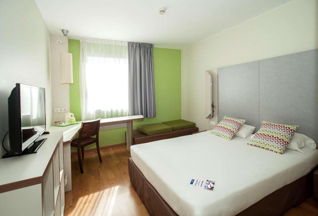 Postel nebo postele na pokoji v ubytování Travelodge BCN Cornella Fira