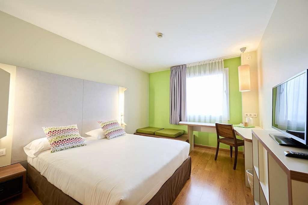 TV a/nebo společenská místnost v ubytování Travelodge BCN Cornella Fira