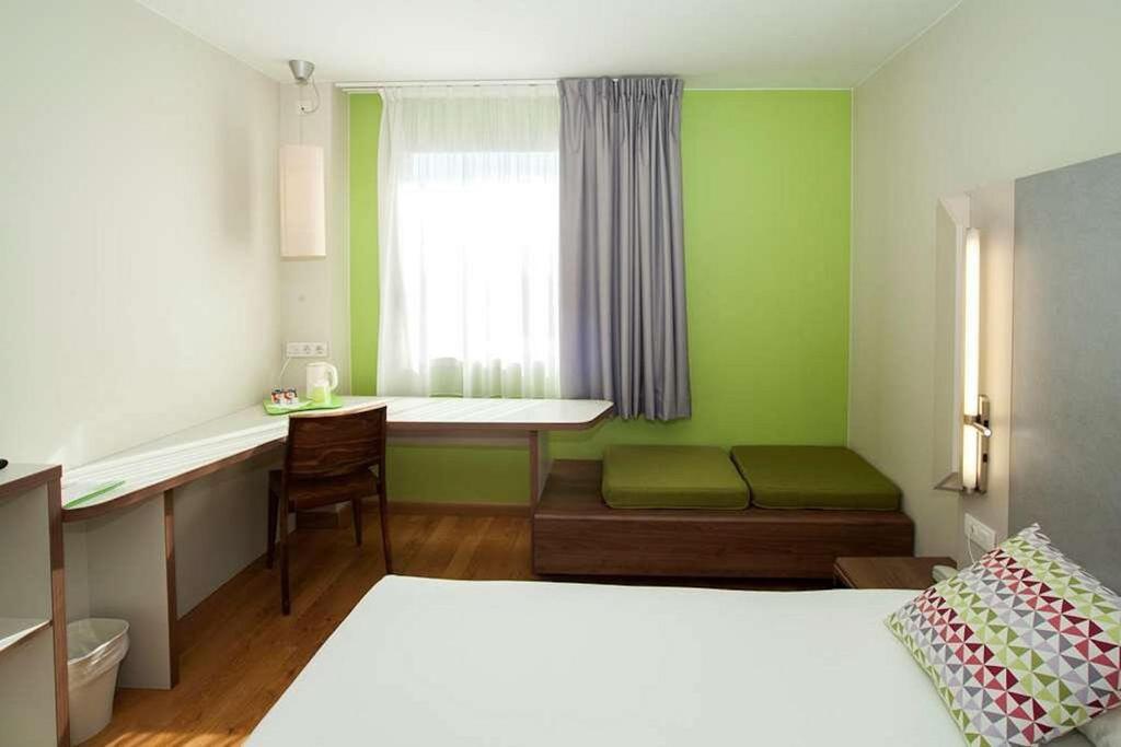 Postel nebo postele na pokoji v ubytování Travelodge BCN Cornella Fira