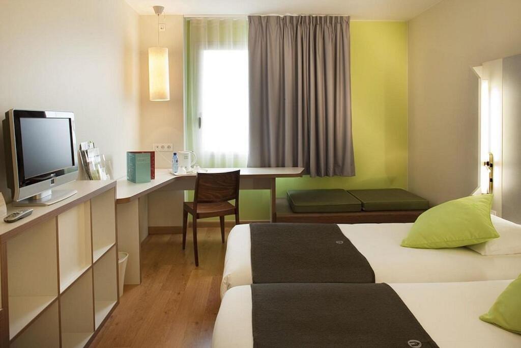 TV a/nebo společenská místnost v ubytování Travelodge BCN Cornella Fira
