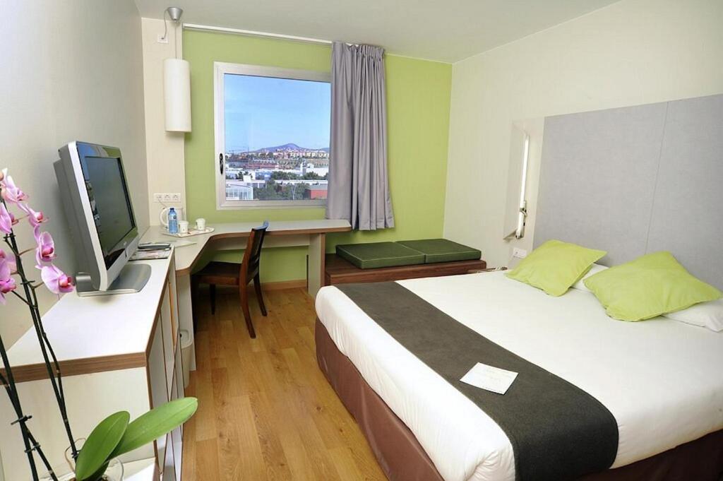 TV a/nebo společenská místnost v ubytování Travelodge BCN Cornella Fira