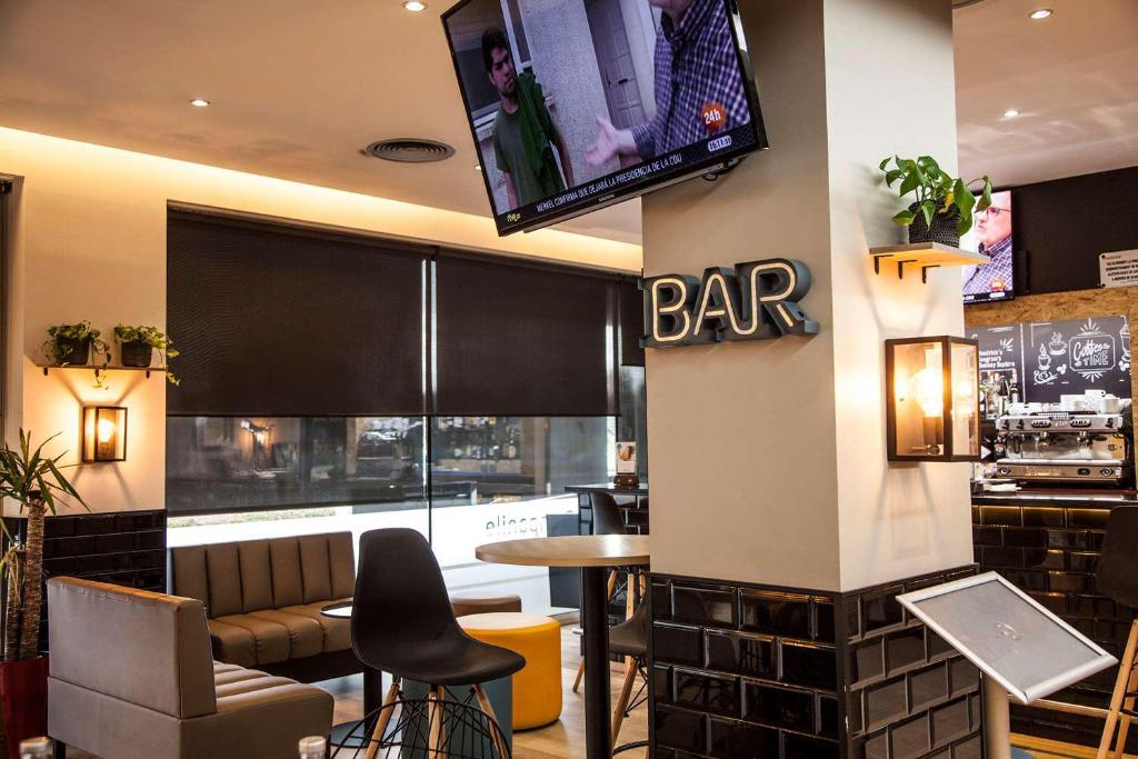 TV a/nebo společenská místnost v ubytování Travelodge BCN Cornella Fira