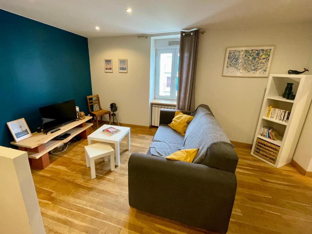 un salon avec un canapé et une table dans l'établissement La Petite Escale, à Saint-Nazaire