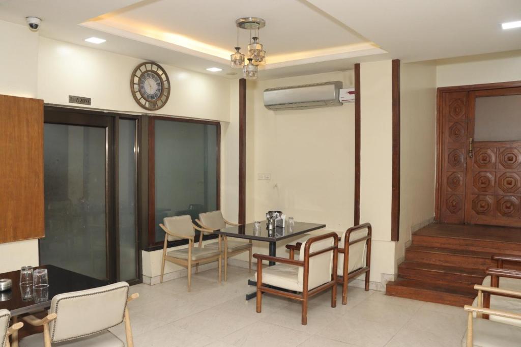 Posezení v ubytování Hotel Raviraj, Chhatrapati Sambhaji Nagar