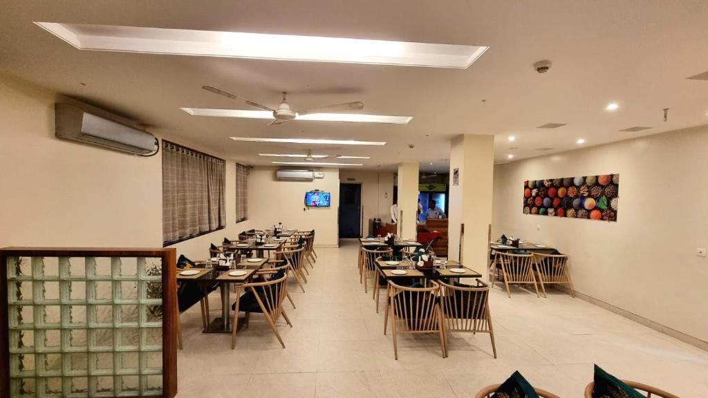 Restaurace v ubytování Hotel Raviraj, Chhatrapati Sambhaji Nagar