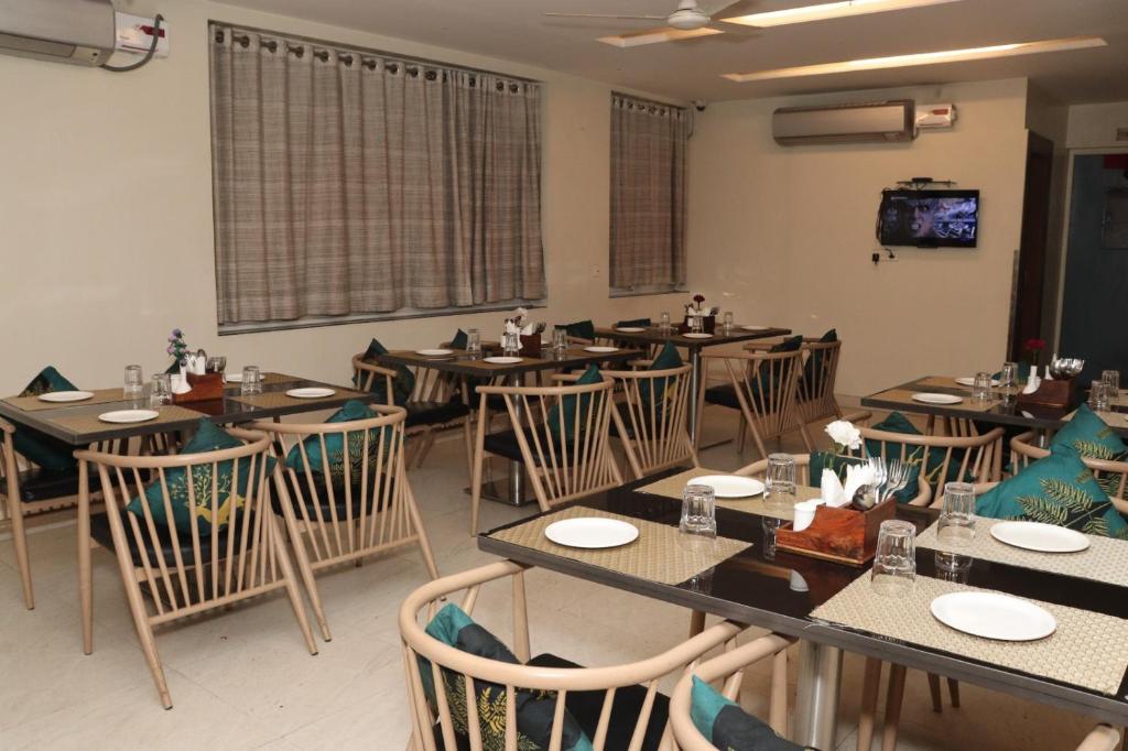 TV a/nebo společenská místnost v ubytování Hotel Raviraj, Chhatrapati Sambhaji Nagar