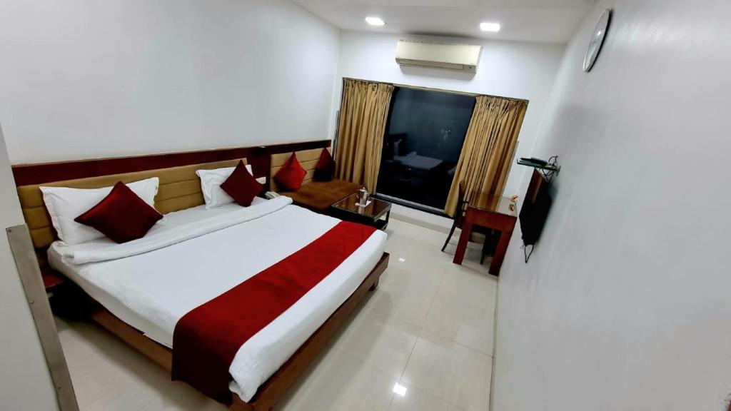 Postel nebo postele na pokoji v ubytování Hotel Raviraj, Chhatrapati Sambhaji Nagar