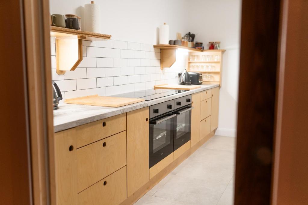 Kuchyň nebo kuchyňský kout v ubytování Castledarcy Glamping