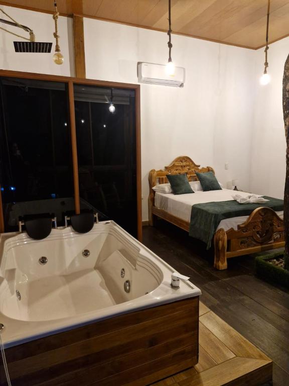 Postel nebo postele na pokoji v ubytování Ecohotel Alflo Inn