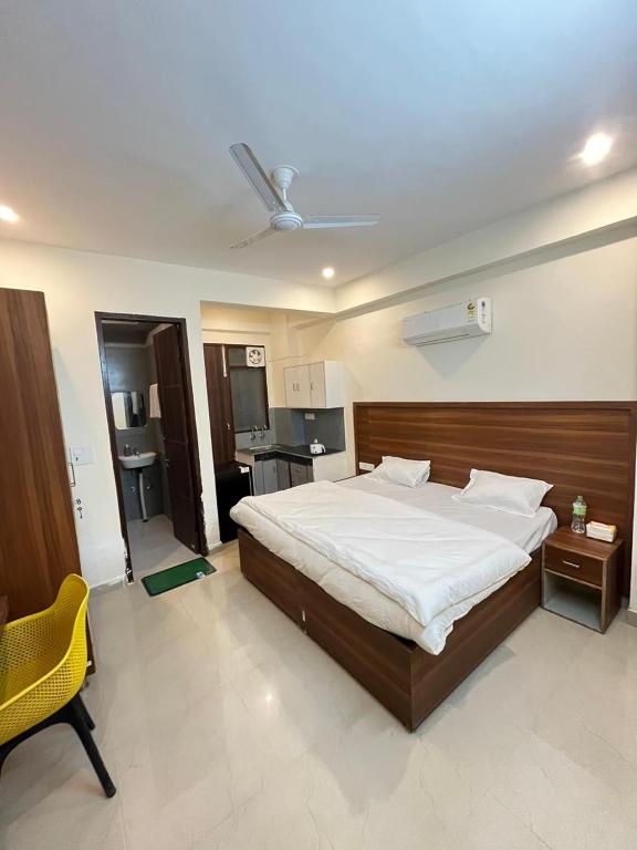 Postel nebo postele na pokoji v ubytování Apna Homes Stay & Hotel I Gurugram I Sector-71