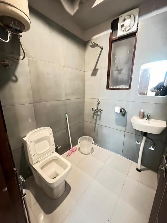 Koupelna v ubytování Apna Homes Stay & Hotel I Gurugram I Sector-71