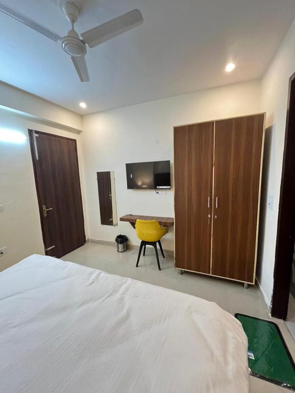 Postel nebo postele na pokoji v ubytování Apna Homes Stay & Hotel I Gurugram I Sector-71