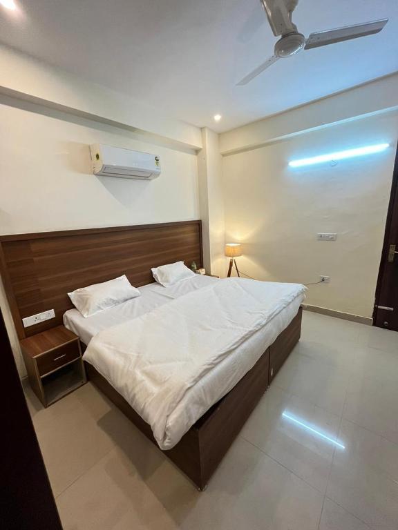 Postel nebo postele na pokoji v ubytování Apna Homes Stay & Hotel I Gurugram I Sector-71