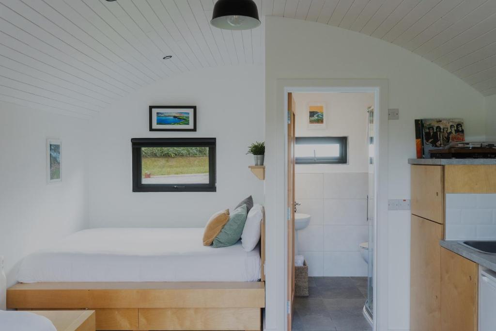 Postel nebo postele na pokoji v ubytování Castledarcy Glamping