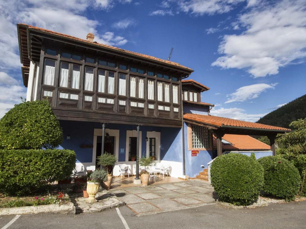 una casa azul y blanco en La Casona de Sobrepiedra en Sobrepiedra