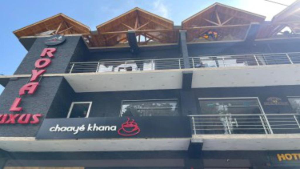 Royal Luxus في Nathia Gali: مبنى مع علامة على جانبه