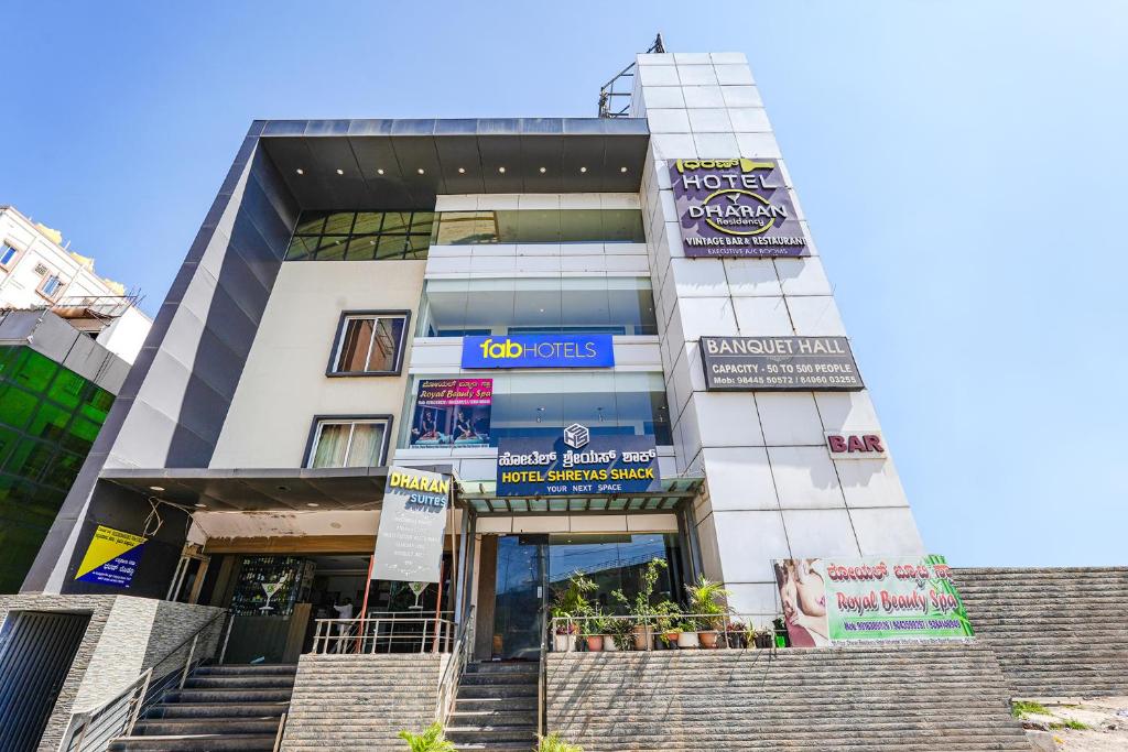 FabHotel Shreyas Shack في Kammasandra: مبنى به درج أمامه