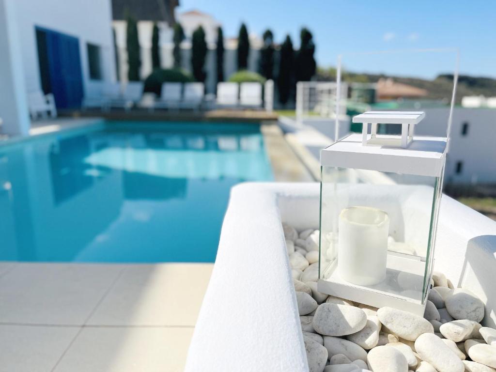 Bazén v ubytování Villa Itaca Vista mar y piscina climatizada nebo v jeho okolí
