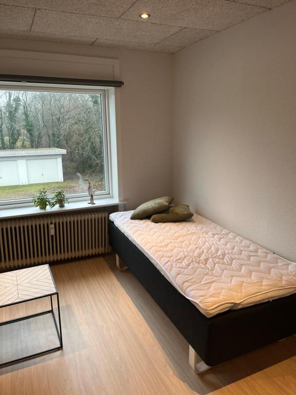 Postel nebo postele na pokoji v ubytování Billund Mini Hostel room 5