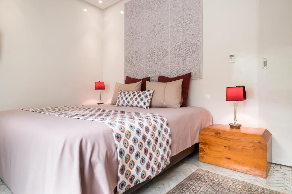 Rúm í herbergi á Riad Zyo