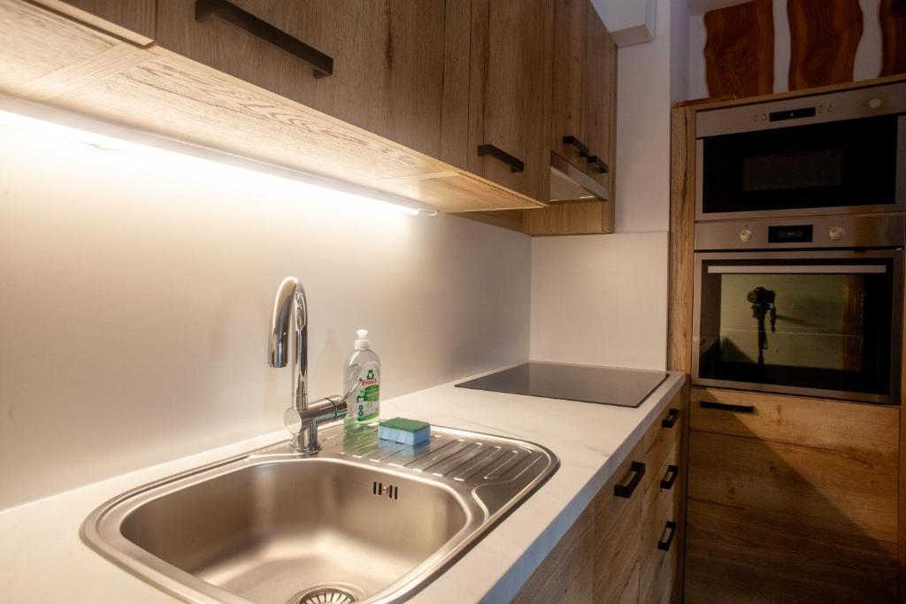 Kuchyň nebo kuchyňský kout v ubytování APARTMA JEREBIKA ŠT. 20