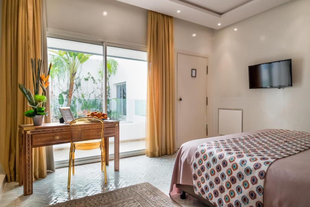Rúm í herbergi á Riad Zyo