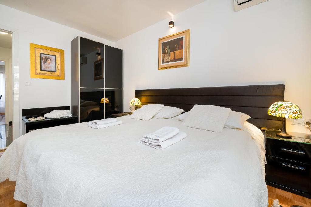 Postel nebo postele na pokoji v ubytování Apartment Suite Theater