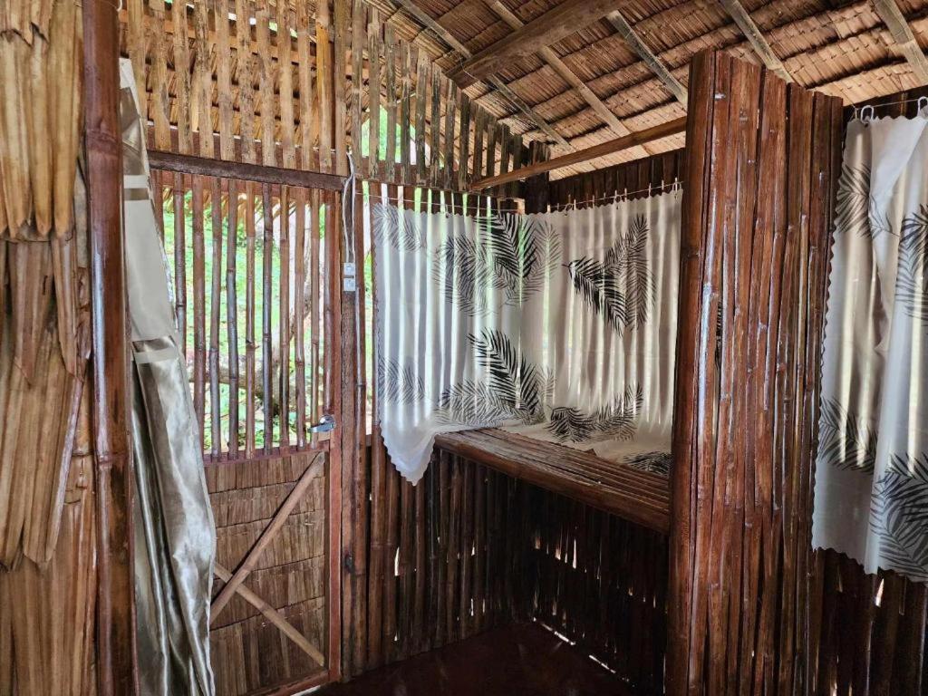 爱妮岛Bice Hostel Darocotan的竹房的内部景致,设有窗户