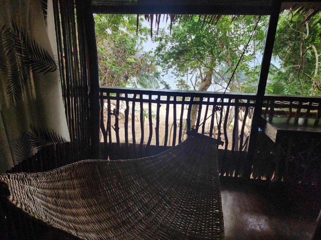 Bice Hostel Darocotan的阳台或露台