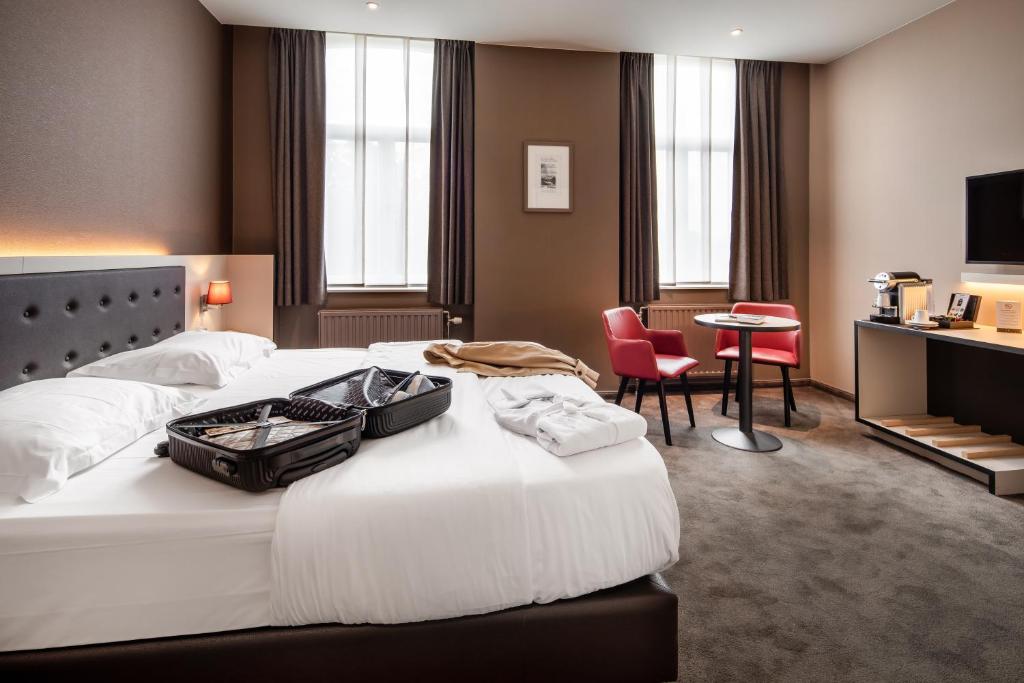 TV a/nebo společenská místnost v ubytování Hotel Navarra Brugge