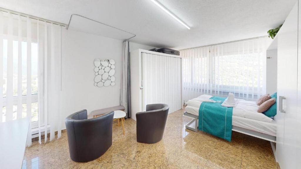Postel nebo postele na pokoji v ubytování Solution-Grischun Apartments - Berninaexpress - Städterip - atemberaubende Aussicht
