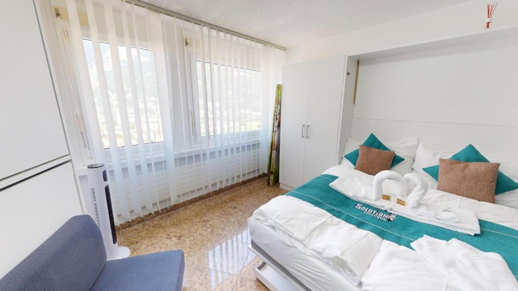 Postel nebo postele na pokoji v ubytování Solution-Grischun Apartments - Berninaexpress - Städterip - atemberaubende Aussicht