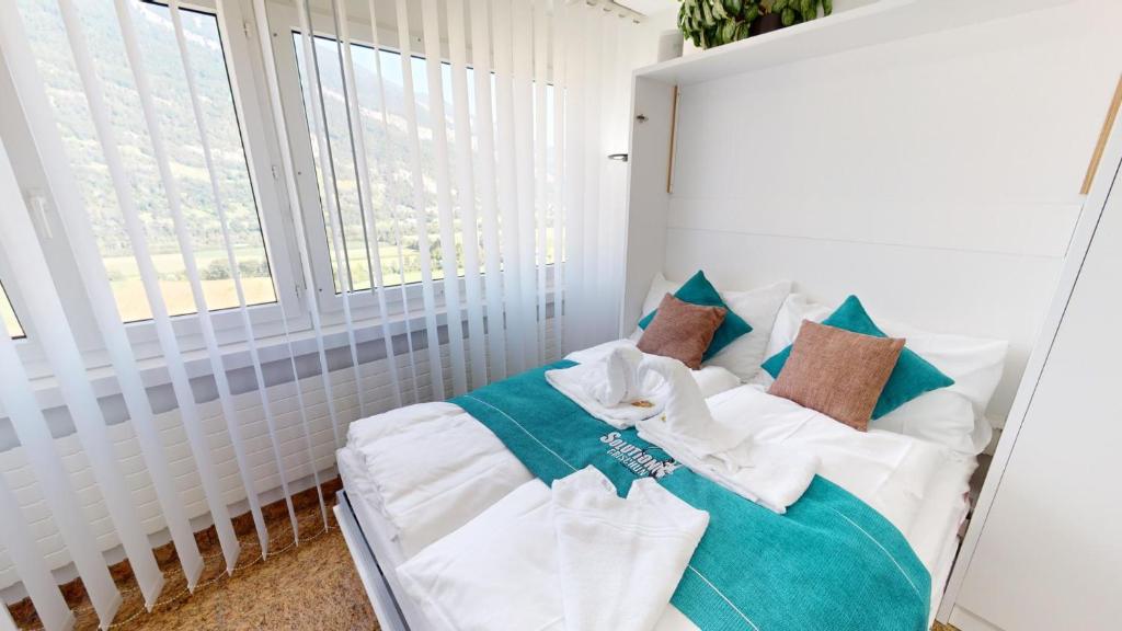Postel nebo postele na pokoji v ubytování Solution-Grischun Apartments - Berninaexpress - Städterip - atemberaubende Aussicht