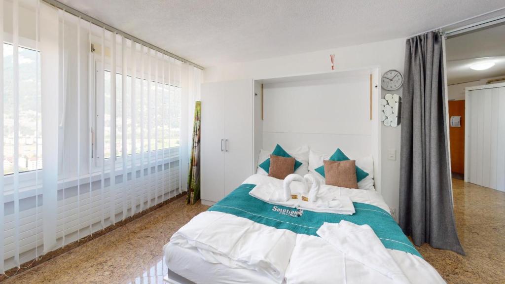Postel nebo postele na pokoji v ubytování Solution-Grischun Apartments - Berninaexpress - Städterip - atemberaubende Aussicht