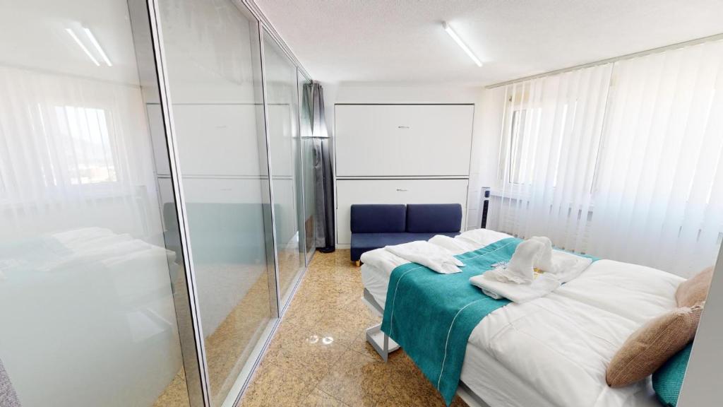 Postel nebo postele na pokoji v ubytování Solution-Grischun Apartments - Berninaexpress - Städterip - atemberaubende Aussicht