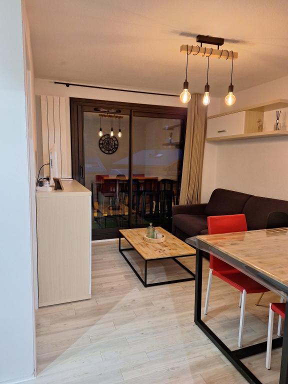 モダーヌにあるbesoin de liberté, vous êtes au bon endroitのソファとテーブルのあるリビングルーム